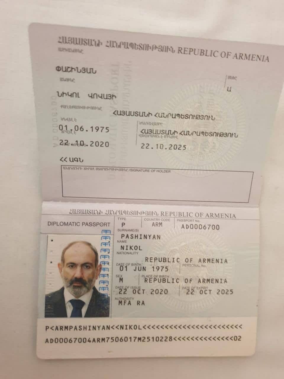 Paşinyanın diplomatik pasportu oğurlandı - FOTO - foto 1