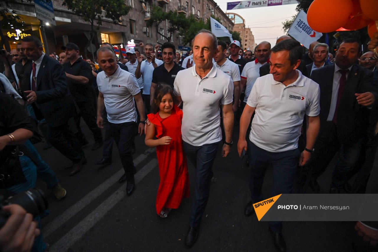 Koçaryan mitinq keçirdi - "Bu hakimiyyət uğrunda mübarizə deyil..." - FOTO - foto 1