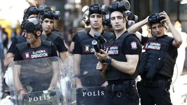 Polis İstanbulda geylərin paradını dağıtdı - FOTO - foto 3