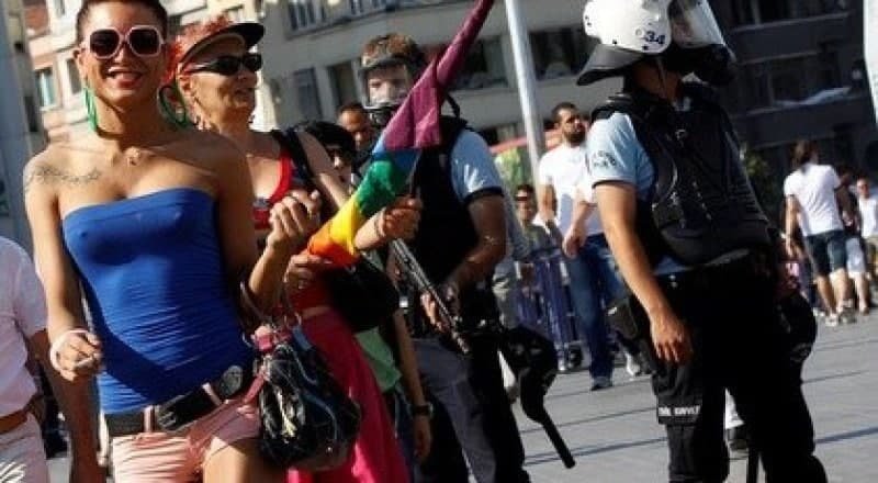 Polis İstanbulda geylərin paradını dağıtdı - FOTO - foto 1
