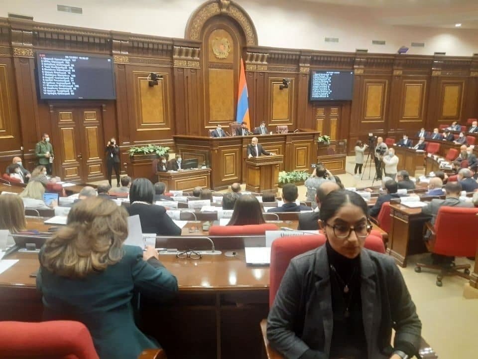 Müxalifətçi deputat parlamentdə Paşinyana arxasını çevirdi – FOTO - foto 1