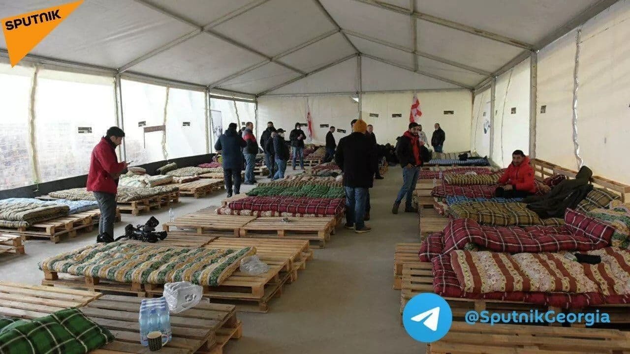 Saakaşvilinin tərəfdarları kütləvi aclıq aksiyasını dayandırdılar - SƏBƏB - foto 1