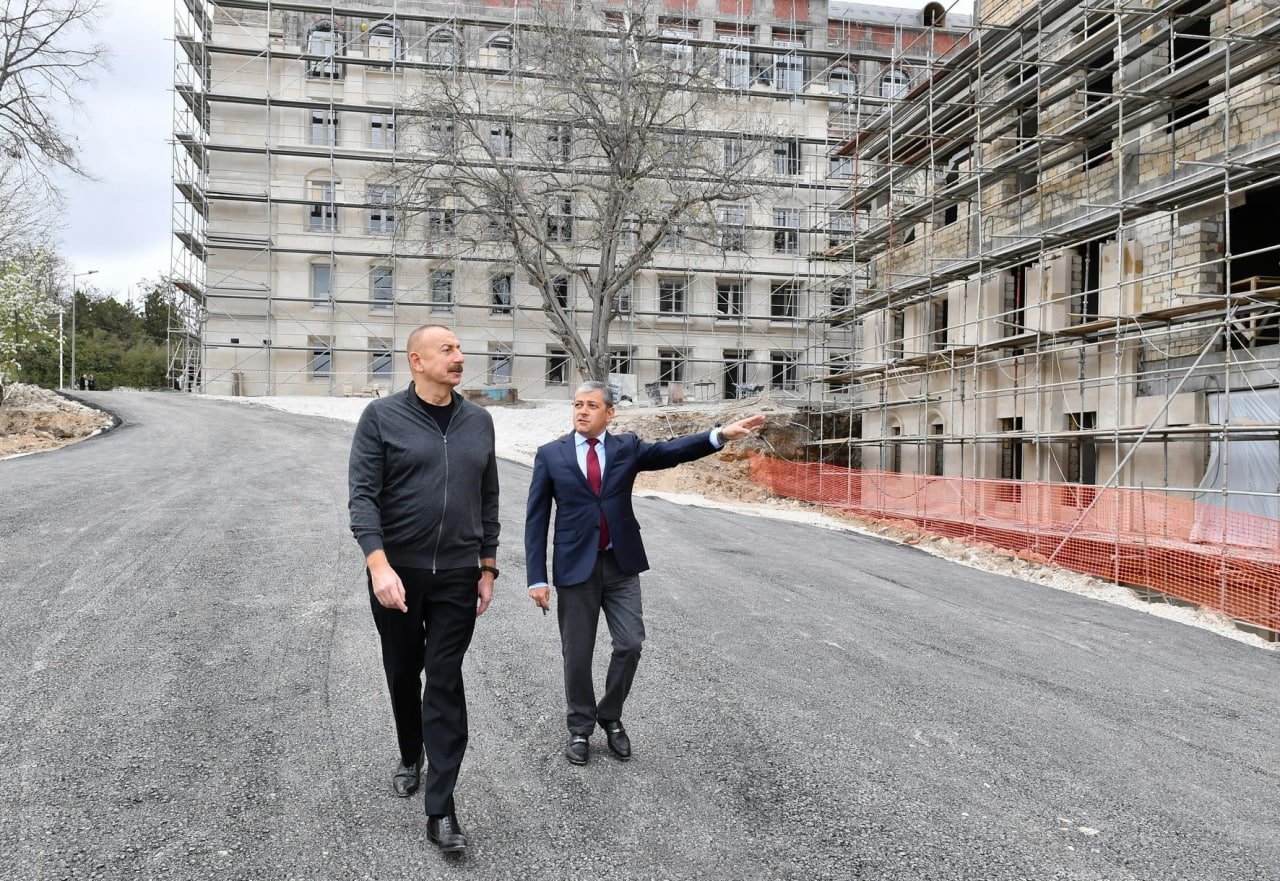 İlham Əliyev Şuşada yeni binaların tikintisi ilə tanış oldu - FOTO/VİDEO - foto 4