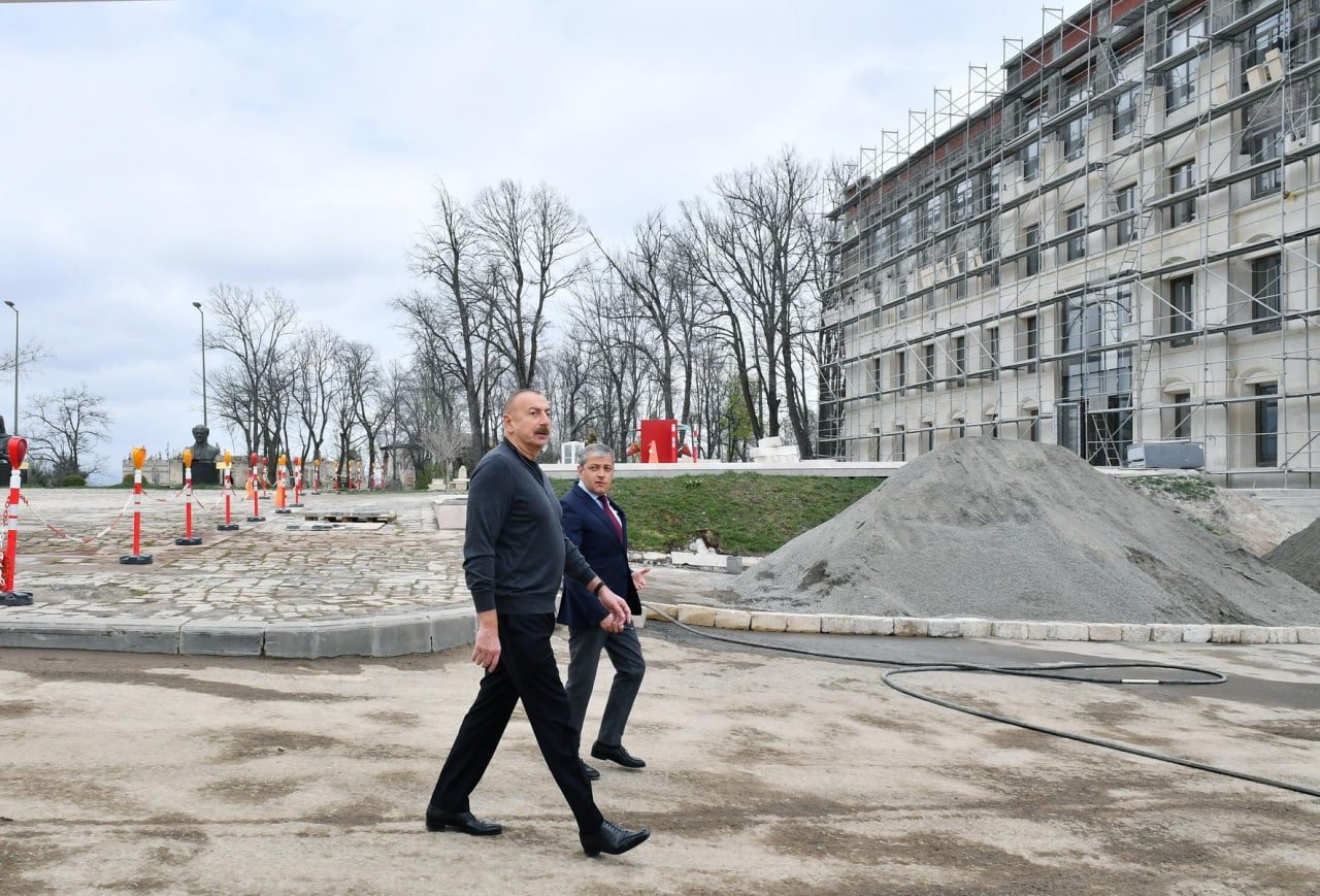 İlham Əliyev Şuşada yeni binaların tikintisi ilə tanış oldu - FOTO/VİDEO - foto 6