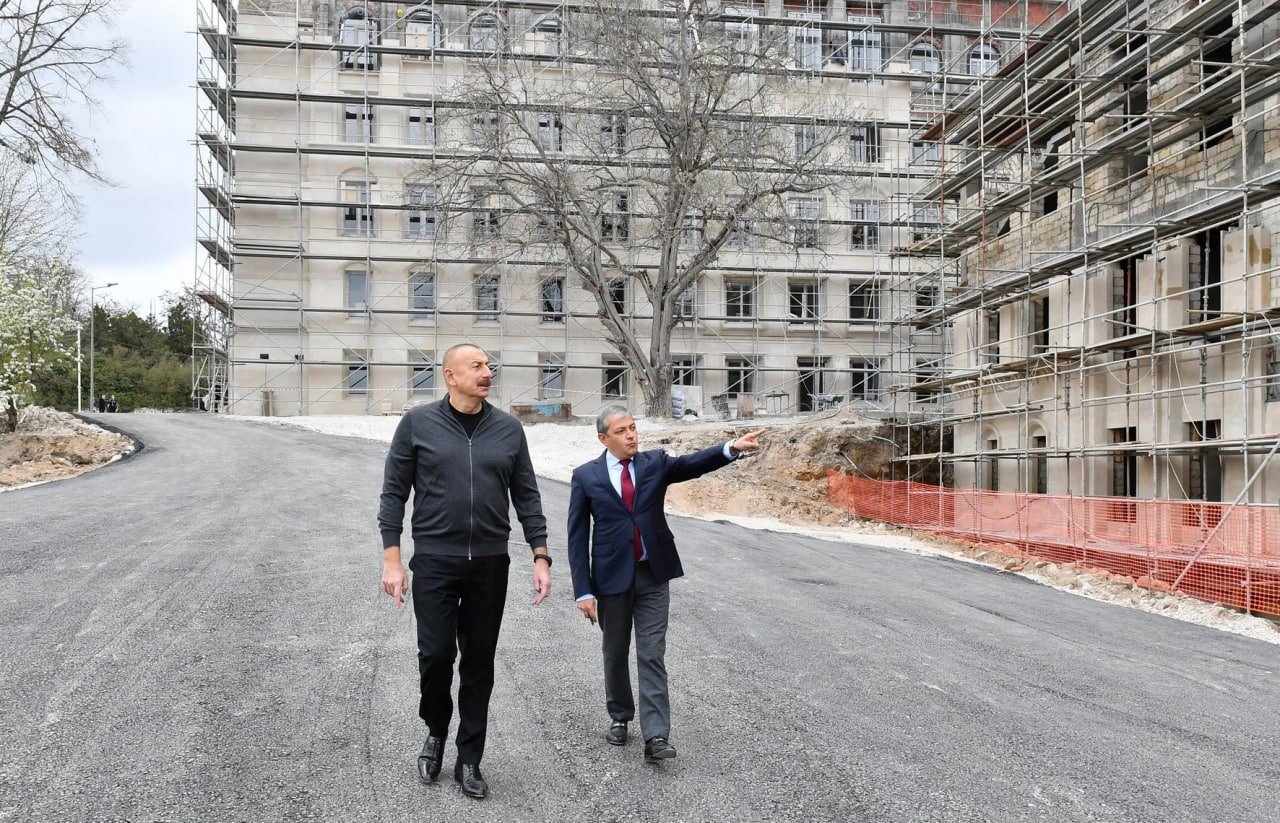 İlham Əliyev Şuşada yeni binaların tikintisi ilə tanış oldu - FOTO/VİDEO - foto 5