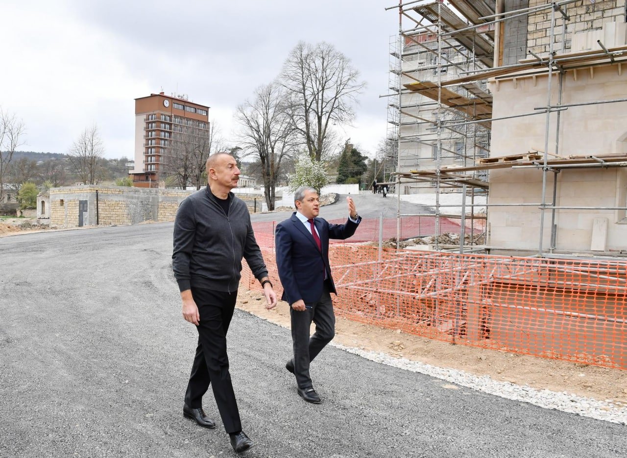 İlham Əliyev Şuşada yeni binaların tikintisi ilə tanış oldu - FOTO/VİDEO - foto 1