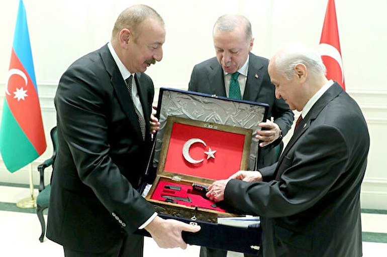 Dövlət Baxçalı İlham Əliyevə “Qarabağın Fatehi” yazılmış silah hədiyyə etdi - FOTO - foto 2