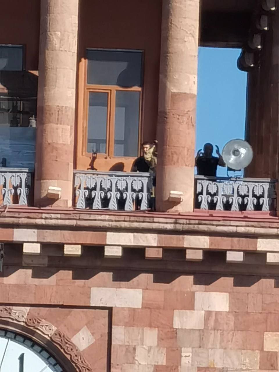 Etirazçılar hökumət binasına hücum etdi - PAŞİNYAN DAMA SNAYPERÇİLƏRİ ÇIXARDI - FOTO/VİDEO - foto 3