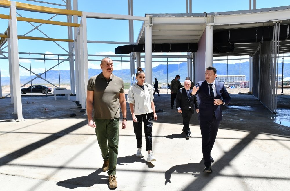 Prezident Zəngilan Beynəlxalq Hava Limanının tikintisi ilə tanış oldu - YENİLƏNİB - FOTO/VİDEO - foto 1