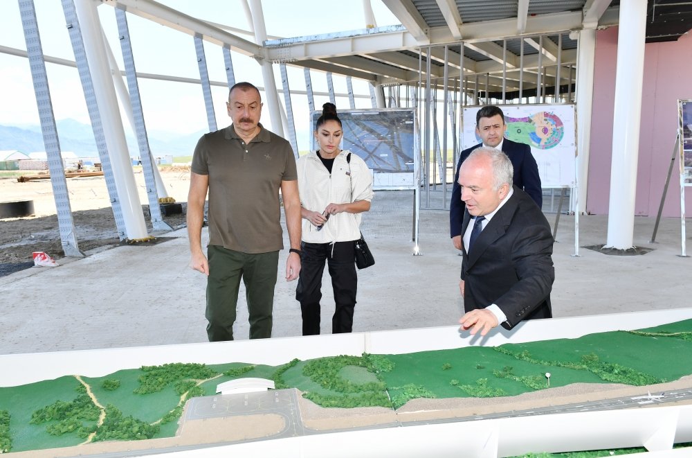 Prezident Zəngilan Beynəlxalq Hava Limanının tikintisi ilə tanış oldu - YENİLƏNİB - FOTO/VİDEO - foto 3