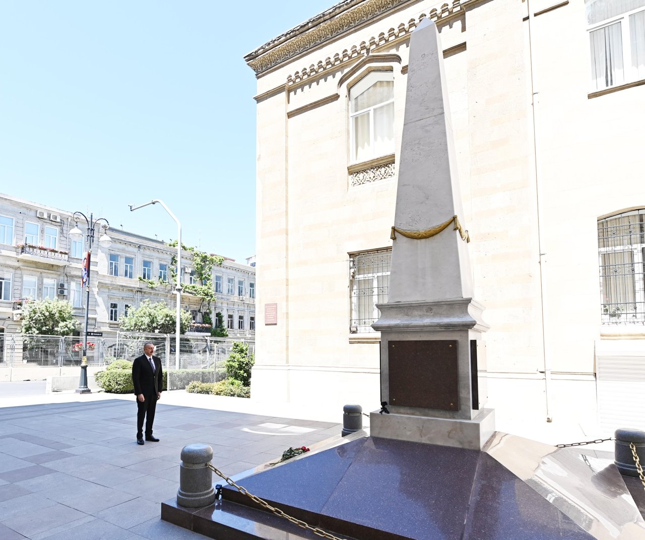 İlham Əliyev Azərbaycan Xalq Cümhuriyyəti abidəsini ziyarət etdi - FOTO - foto 2