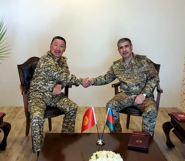 Azərbaycan və Qırğızıstan müdafiə nazirləri görüşdü - FOTO - foto 1