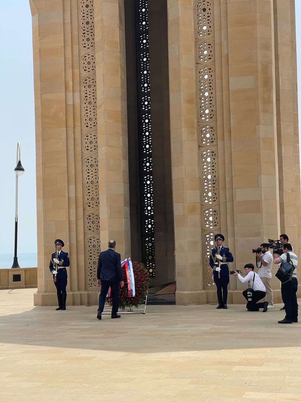 Lavrov Şəhidlər Xiyabanını ziyarət etdi - FOTO - foto 2