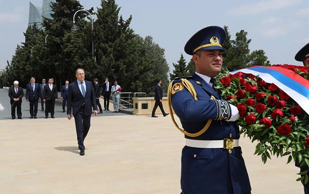 Lavrov Şəhidlər Xiyabanını ziyarət etdi - FOTO - foto 1