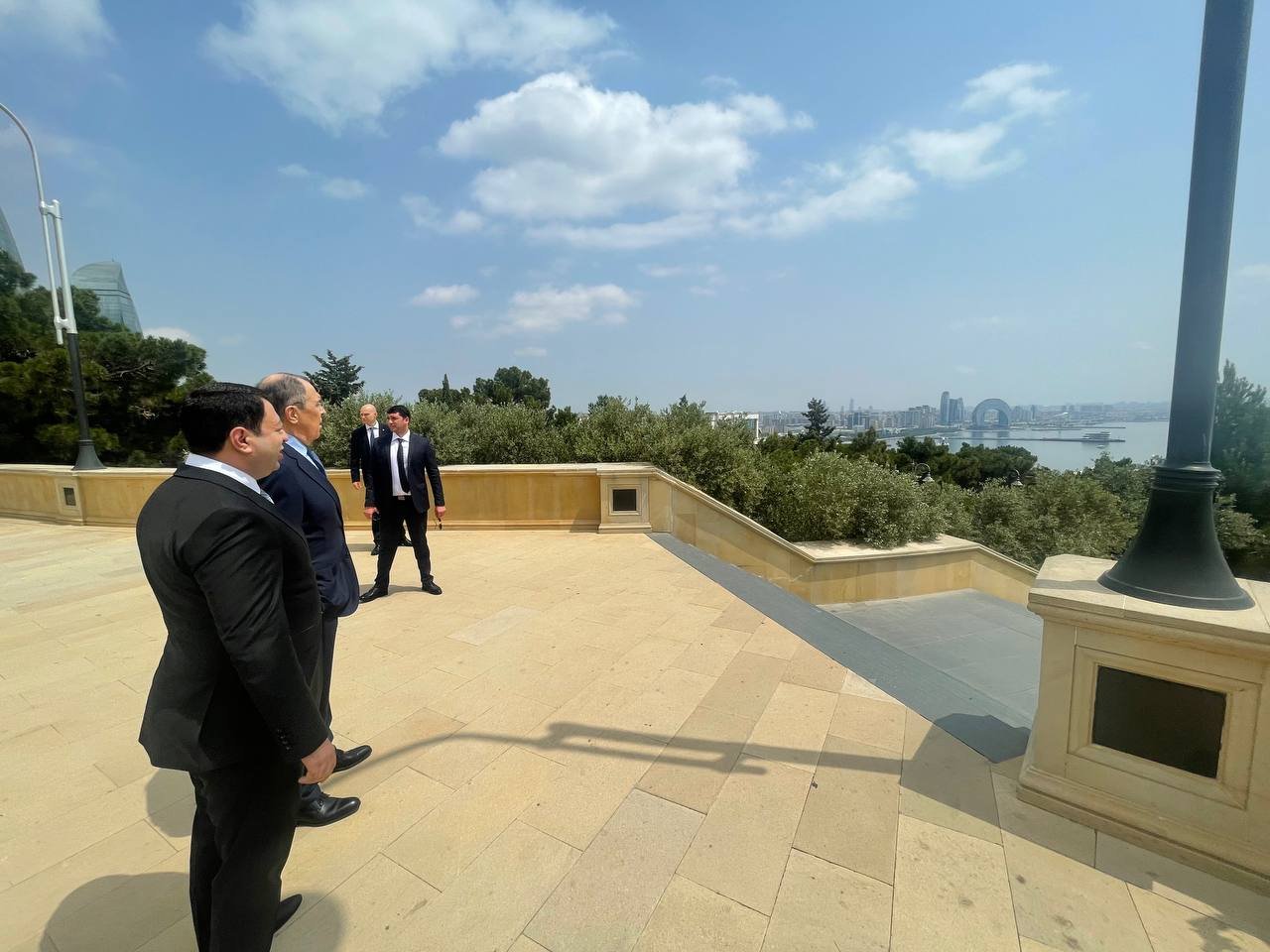 Lavrov Şəhidlər Xiyabanını ziyarət etdi - FOTO - foto 3