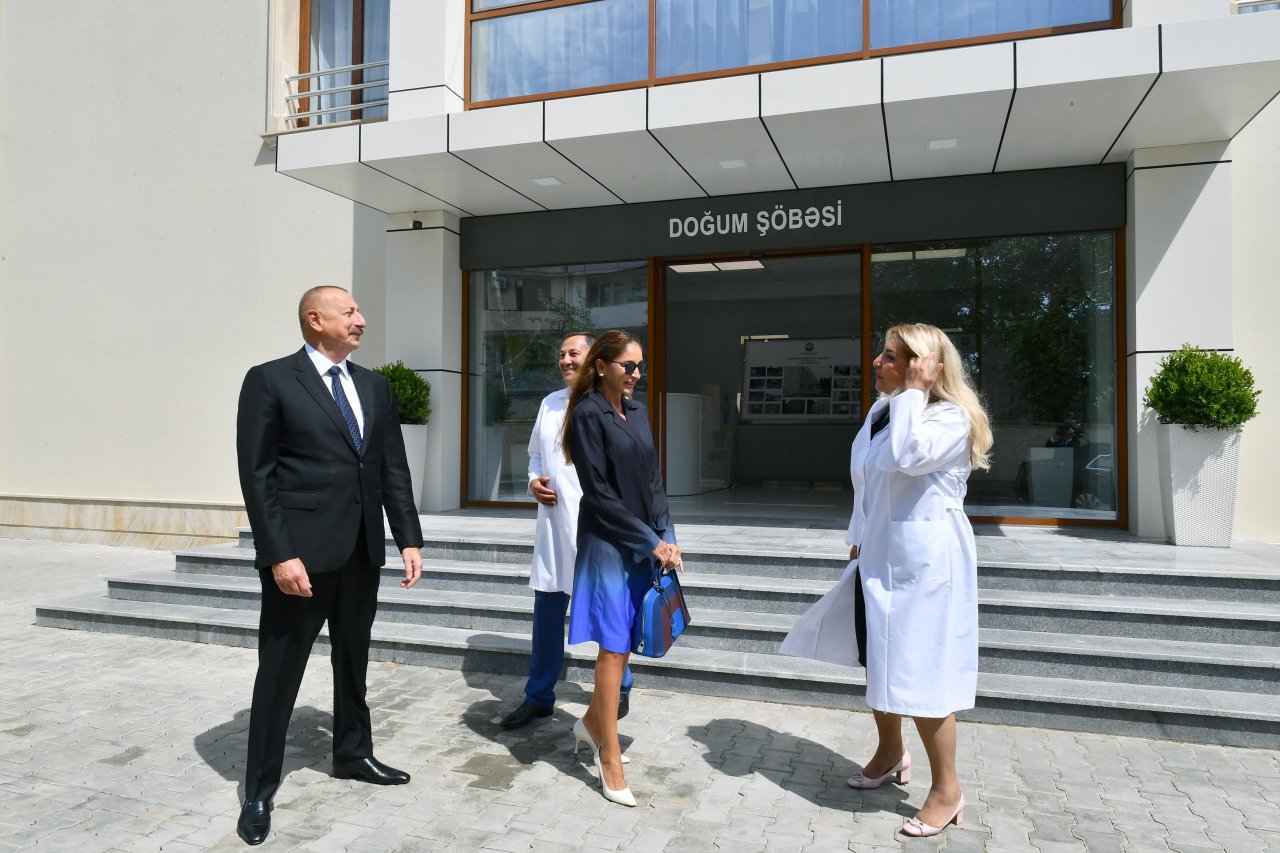 Prezident və Mehriban Əliyeva Bakıda 2 nömrəli doğum evində yaradılan şəraitlə tanış olublar - FOTO/VİDEO - foto 6