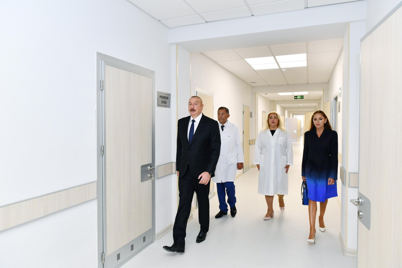 Prezident və Mehriban Əliyeva Bakıda 2 nömrəli doğum evində yaradılan şəraitlə tanış olublar - FOTO/VİDEO - foto 7