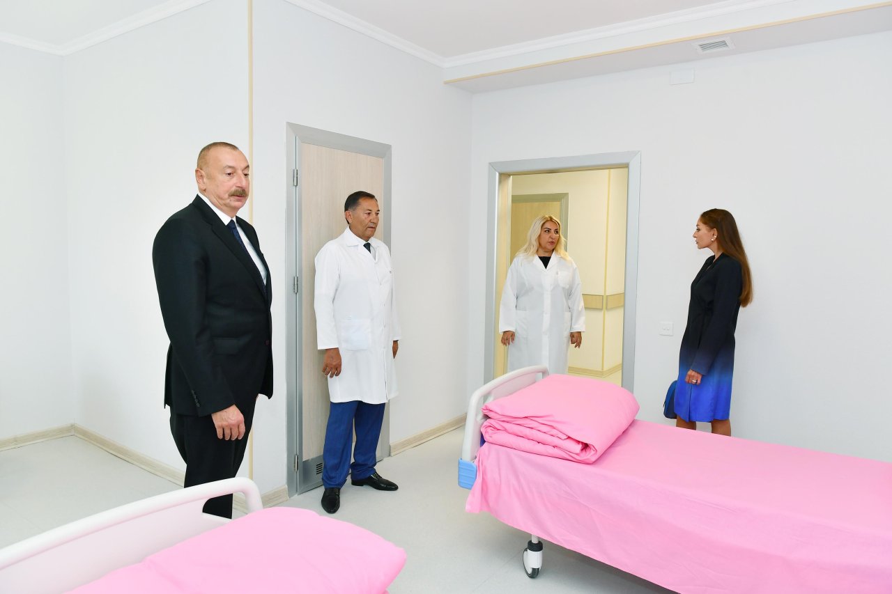 Prezident və Mehriban Əliyeva Bakıda 2 nömrəli doğum evində yaradılan şəraitlə tanış olublar - FOTO/VİDEO - foto 11