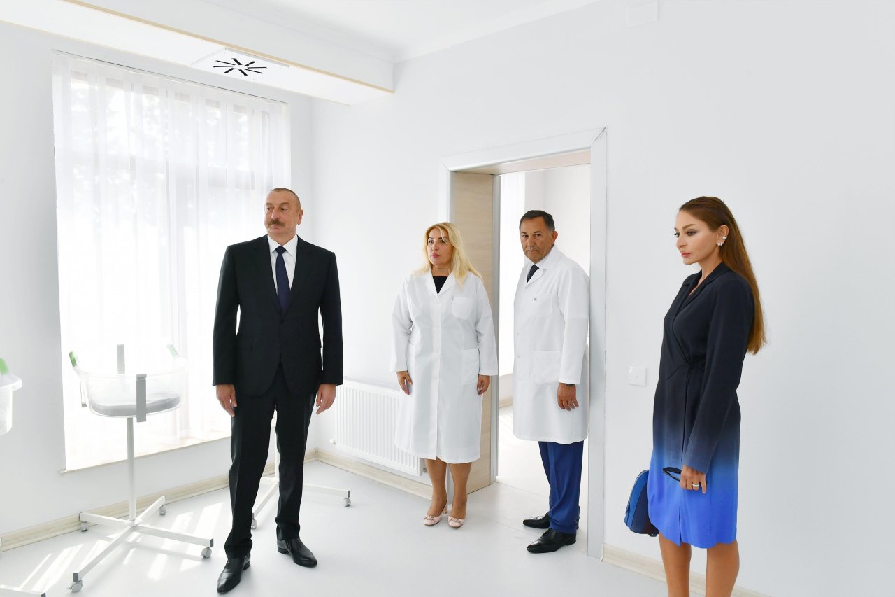 Prezident və Mehriban Əliyeva Bakıda 2 nömrəli doğum evində yaradılan şəraitlə tanış olublar - FOTO/VİDEO - foto 12