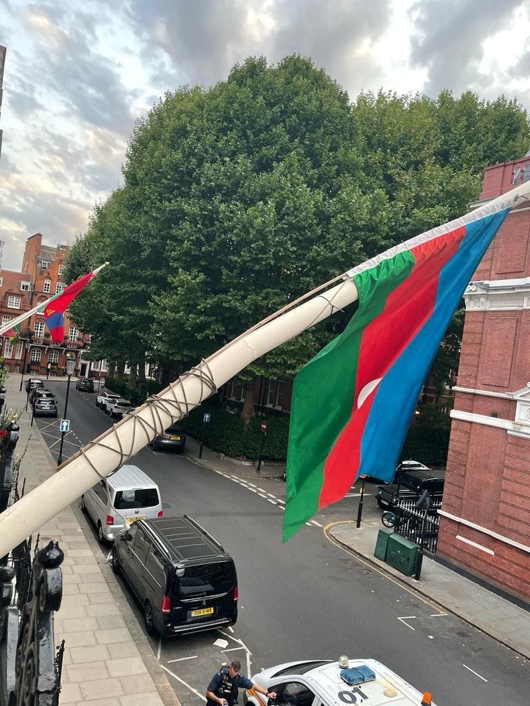 Londondakı səfirliyimizdə bayrağımız yenidən dalğalanır - FOTO - foto 1