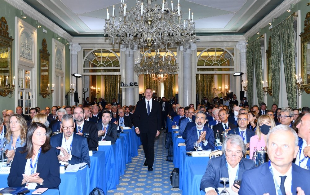 İlham Əliyev İtaliyanın Çernobbio şəhərində keçirilən beynəlxalq forumda iştirak edir - FOTO/VİDEO - foto 1