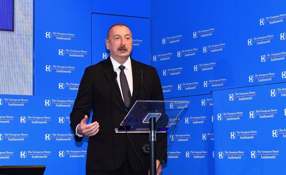 İlham Əliyev İtaliyanın Çernobbio şəhərində keçirilən beynəlxalq forumda iştirak edir - FOTO/VİDEO - foto 8