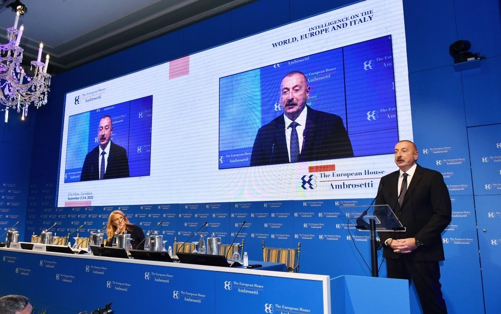 İlham Əliyev İtaliyanın Çernobbio şəhərində keçirilən beynəlxalq forumda iştirak edir - FOTO/VİDEO - foto 7