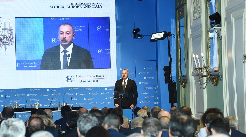 İlham Əliyev İtaliyanın Çernobbio şəhərində keçirilən beynəlxalq forumda iştirak edir - FOTO/VİDEO - foto 5