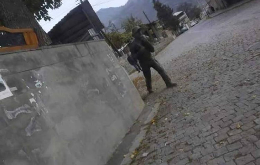 Paşinyanın heykəlinin “başını” sındırdılar - FOTO - foto 1