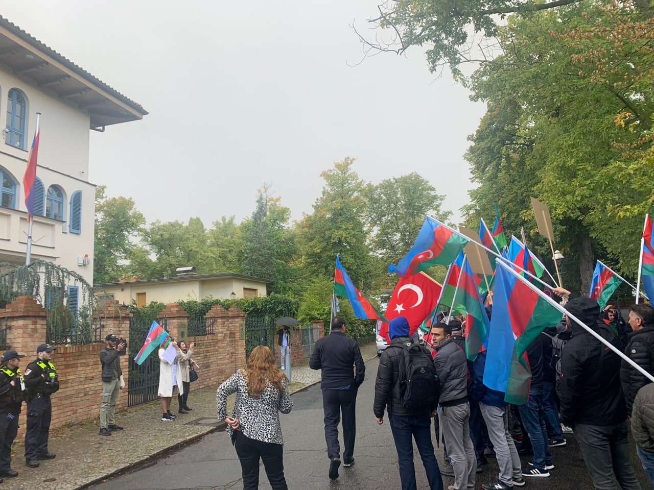 Berlində Azərbaycan icması Ermənistan səfirliyi önündə piket keçirib - FOTO - foto 1