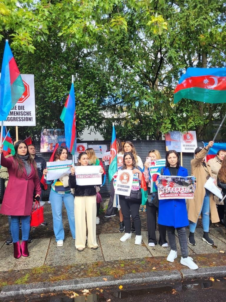 Berlində Azərbaycan icması Ermənistan səfirliyi önündə piket keçirib - FOTO - foto 3