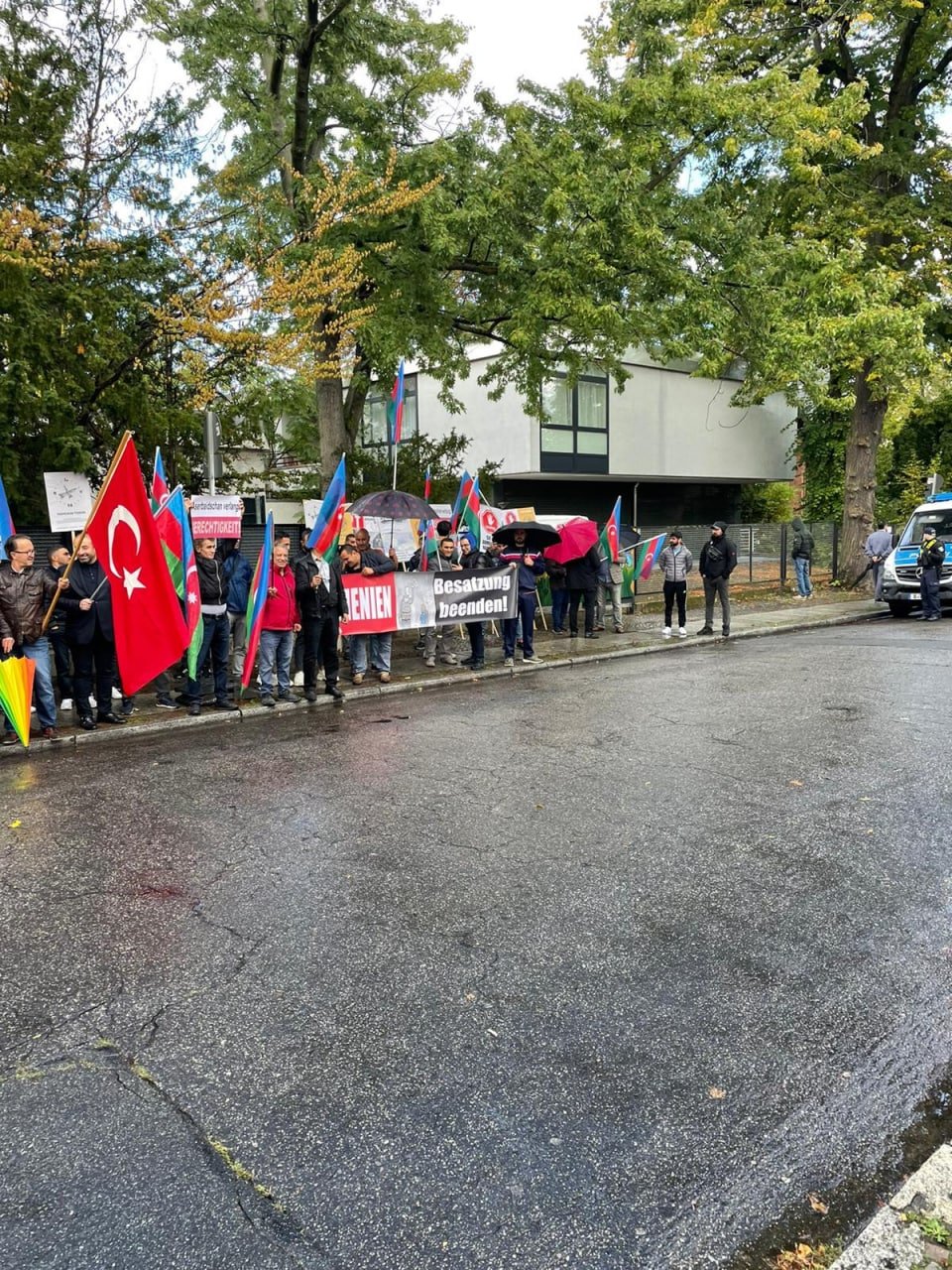 Berlində Azərbaycan icması Ermənistan səfirliyi önündə piket keçirib - FOTO - foto 2