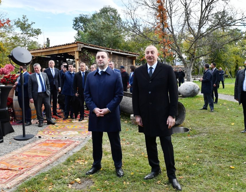 İlham Əliyev və İrakli Qaribaşvili Muxrani saray kompleksini gəzdilər - FOTO - foto 1
