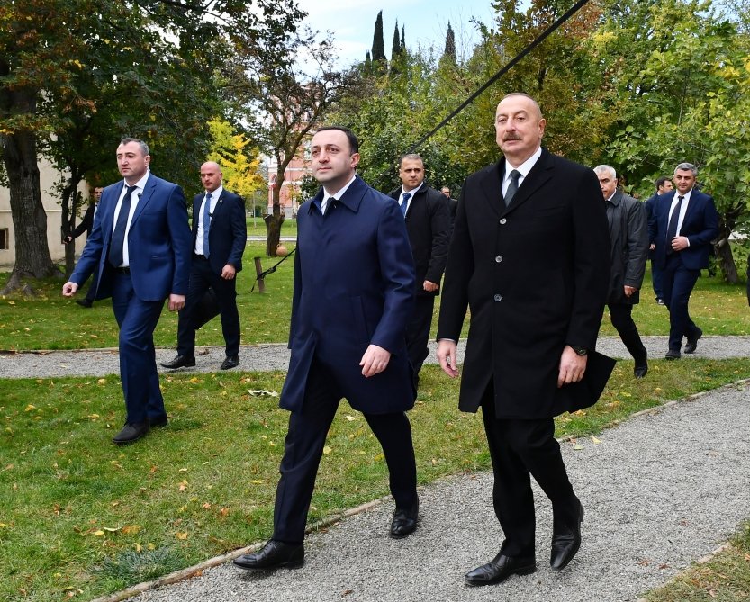 İlham Əliyev və İrakli Qaribaşvili Muxrani saray kompleksini gəzdilər - FOTO - foto 3