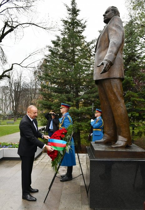 İlham Əliyev Belqradda Heydər Əliyevin abidəsini ziyarət edib - FOTO - foto 2