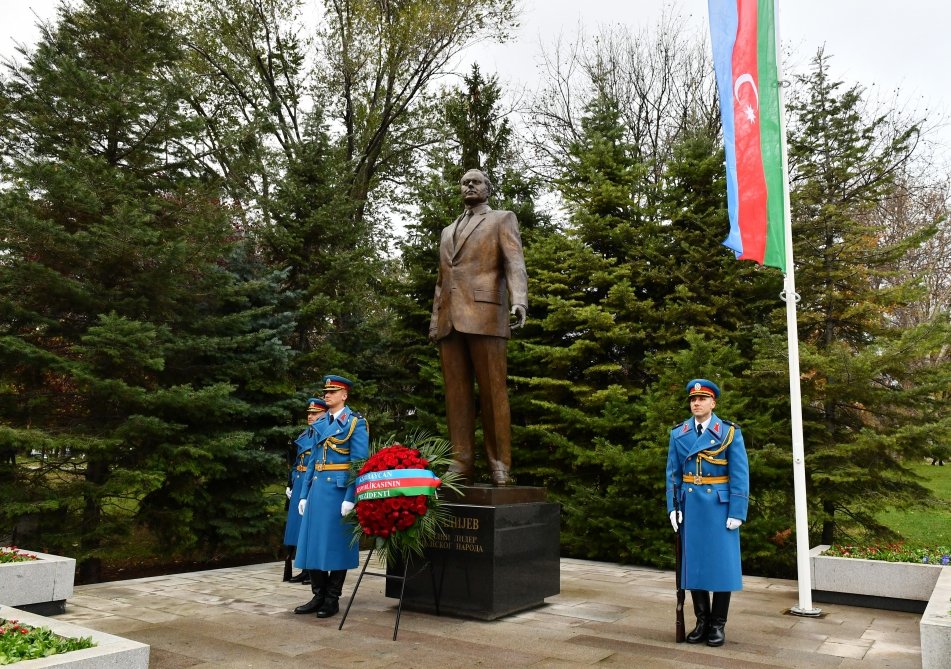 İlham Əliyev Belqradda Heydər Əliyevin abidəsini ziyarət edib - FOTO - foto 4