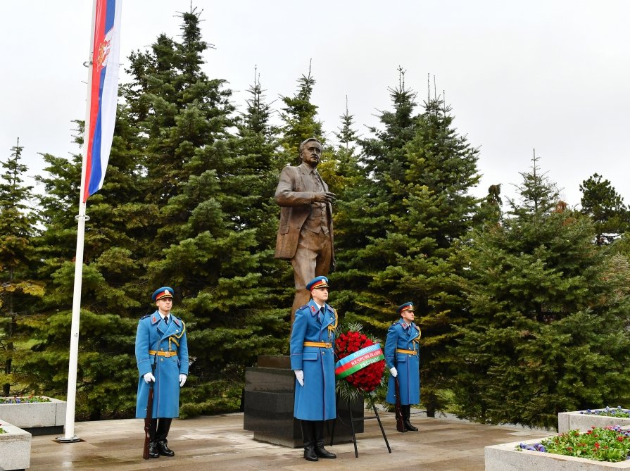 İlham Əliyev Belqradda Heydər Əliyevin abidəsini ziyarət edib - FOTO - foto 7