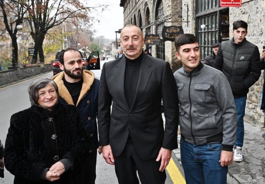 Prezident və birinci xanım Şəkidə sakinlərlə görüşüb - FOTO  - foto 1