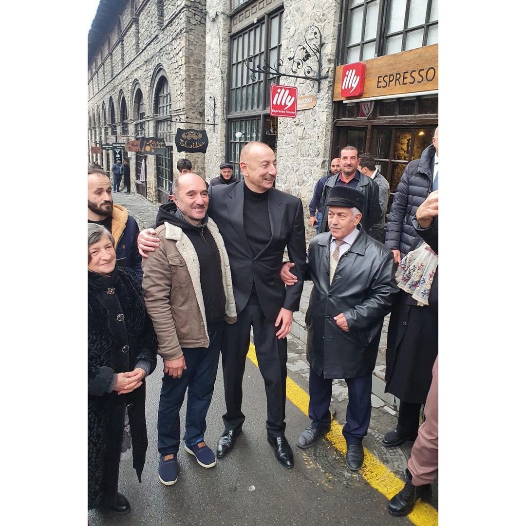Prezident və birinci xanım Şəkidə sakinlərlə görüşüb - FOTO  - foto 3