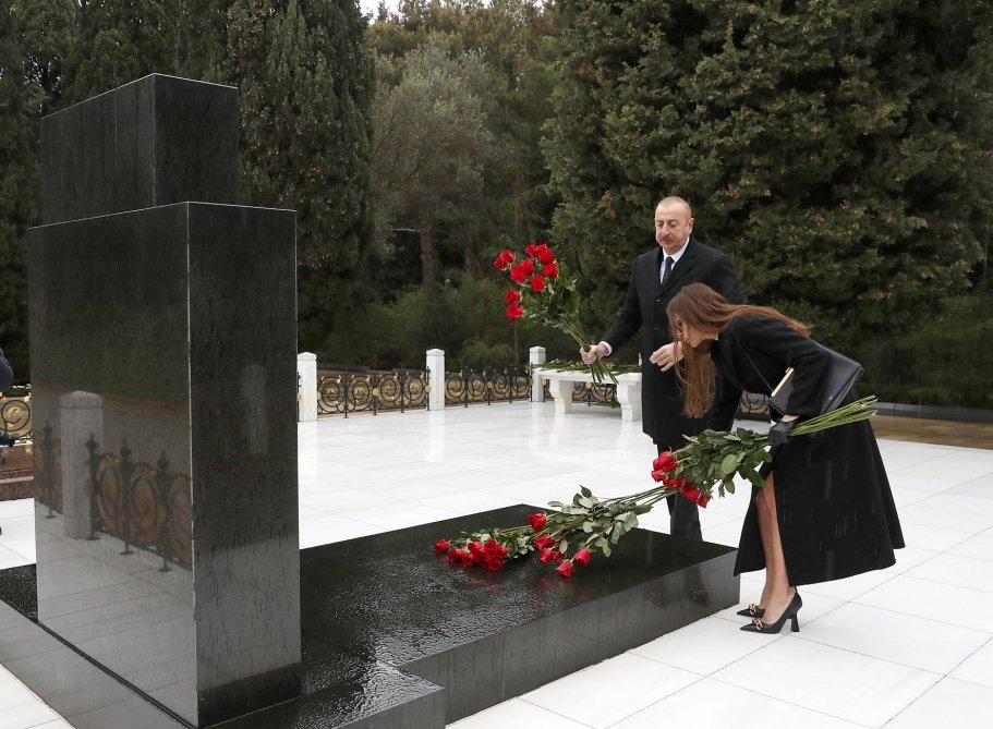 İlham Əliyev ulu öndər Heydər Əliyevin məzarını ziyarət edib - FOTO/VİDEO - foto 14
