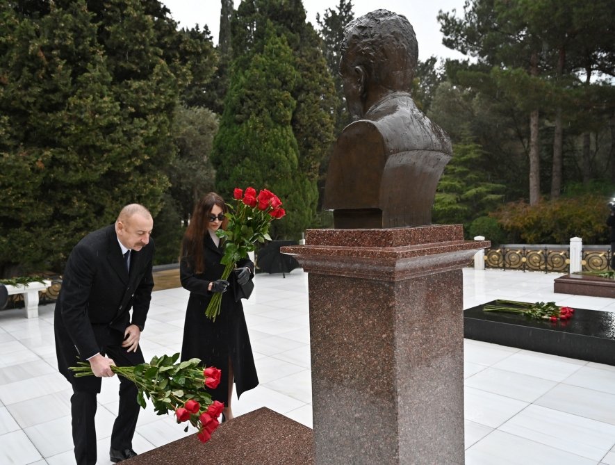 İlham Əliyev ulu öndər Heydər Əliyevin məzarını ziyarət edib - FOTO/VİDEO - foto 15