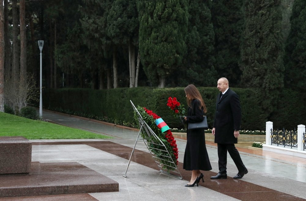 İlham Əliyev ulu öndər Heydər Əliyevin məzarını ziyarət edib - FOTO/VİDEO - foto 6