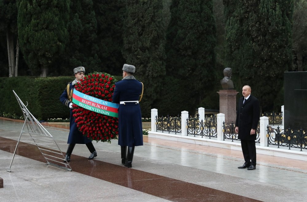 İlham Əliyev ulu öndər Heydər Əliyevin məzarını ziyarət edib - FOTO/VİDEO - foto 3