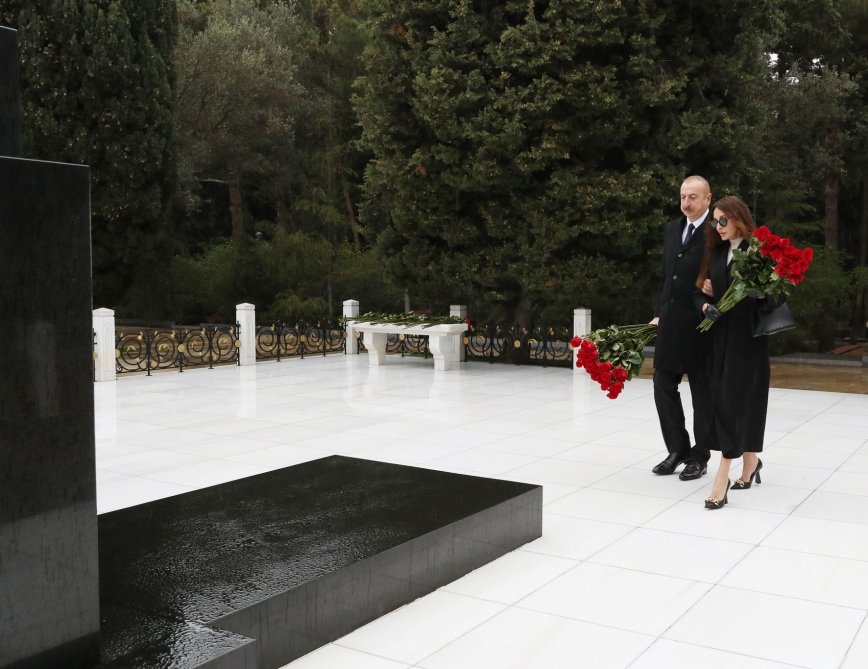 İlham Əliyev ulu öndər Heydər Əliyevin məzarını ziyarət edib - FOTO/VİDEO - foto 12