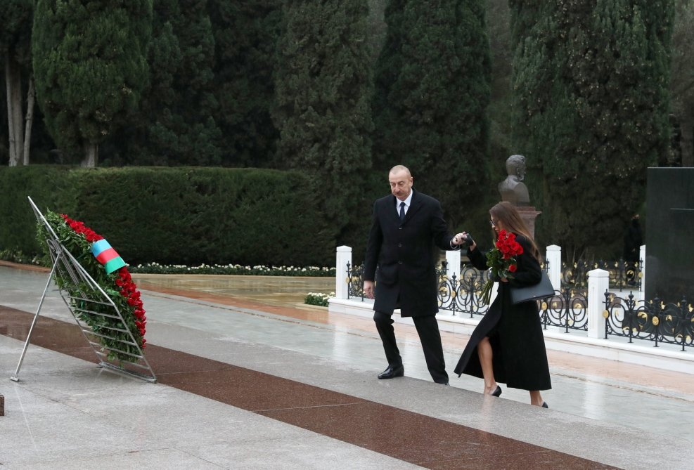 İlham Əliyev ulu öndər Heydər Əliyevin məzarını ziyarət edib - FOTO/VİDEO - foto 5
