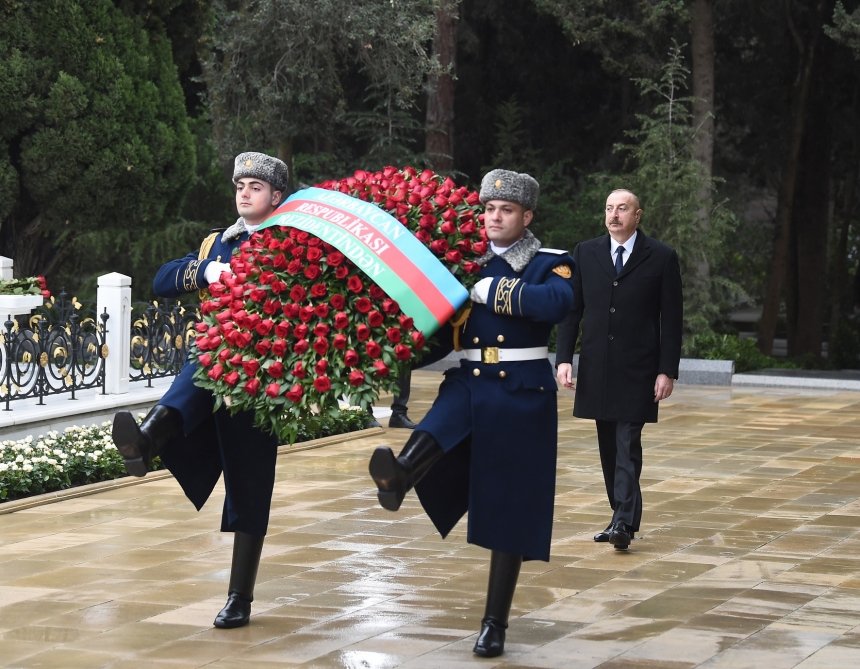 İlham Əliyev ulu öndər Heydər Əliyevin məzarını ziyarət edib - FOTO/VİDEO - foto 2