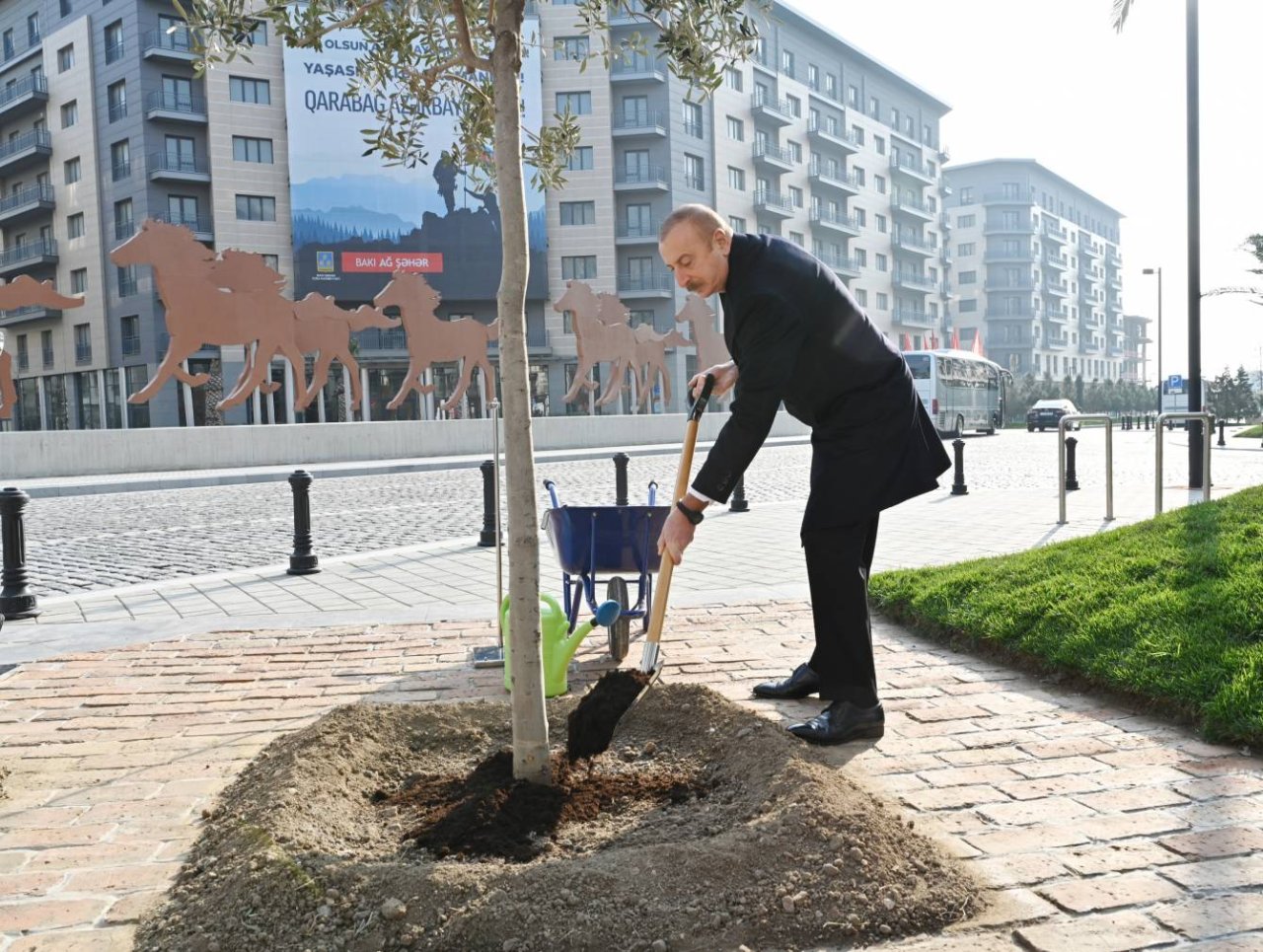 Ağ Şəhərin Mərkəzi Park Kvartalında bir sıra infrastruktur obyektlərinin inşası tamamlanıb – FOTO/VİDEO - foto 6