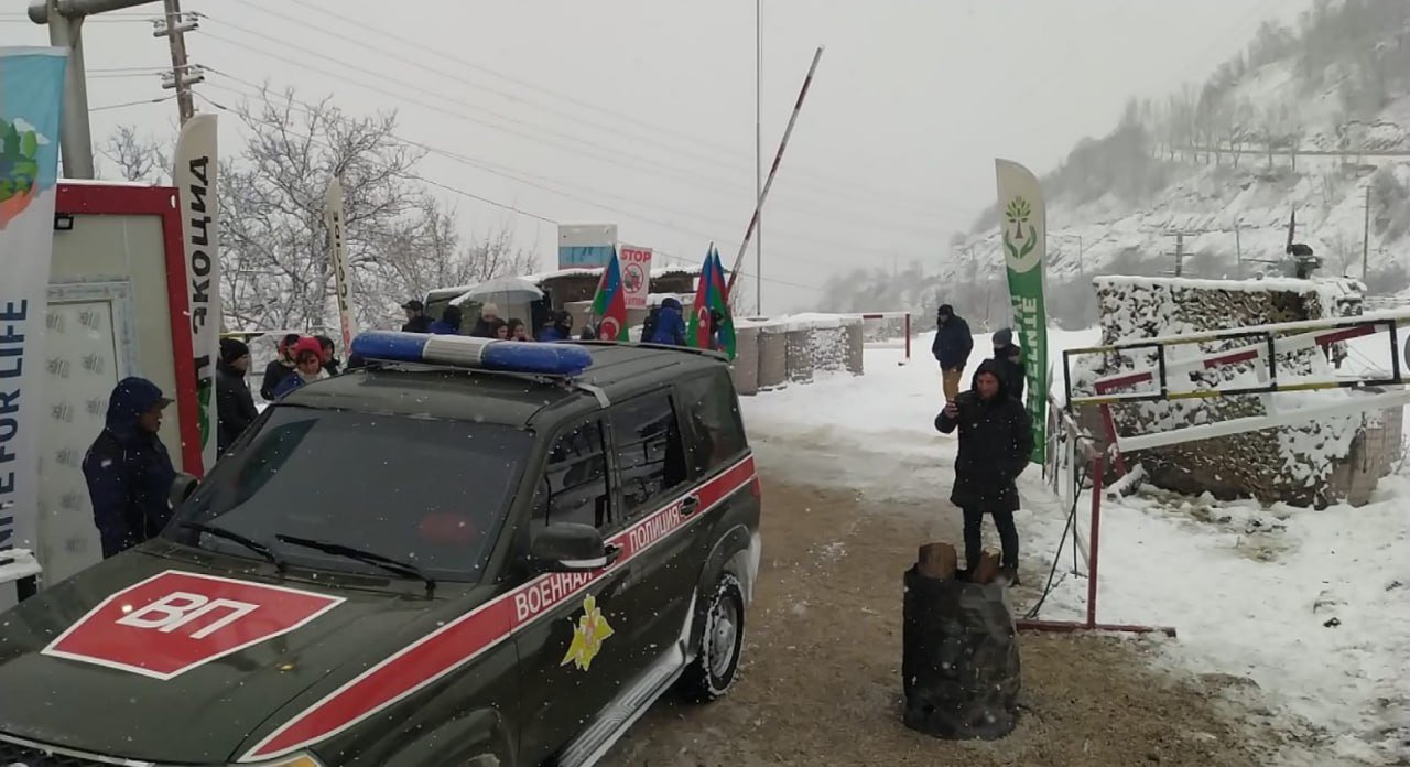 Sülhməramlıların daha bir minik maşını Laçın yolundan keçdi - FOTO/VİDEO - foto 3