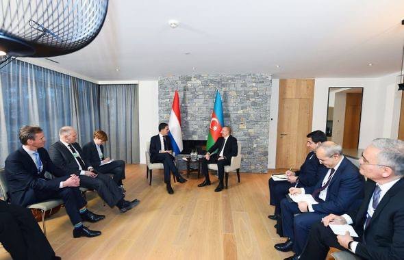 Azərbaycan Prezidenti Davosda Niderland Krallığının Baş naziri ilə görüşdü - FOTO  - foto 2