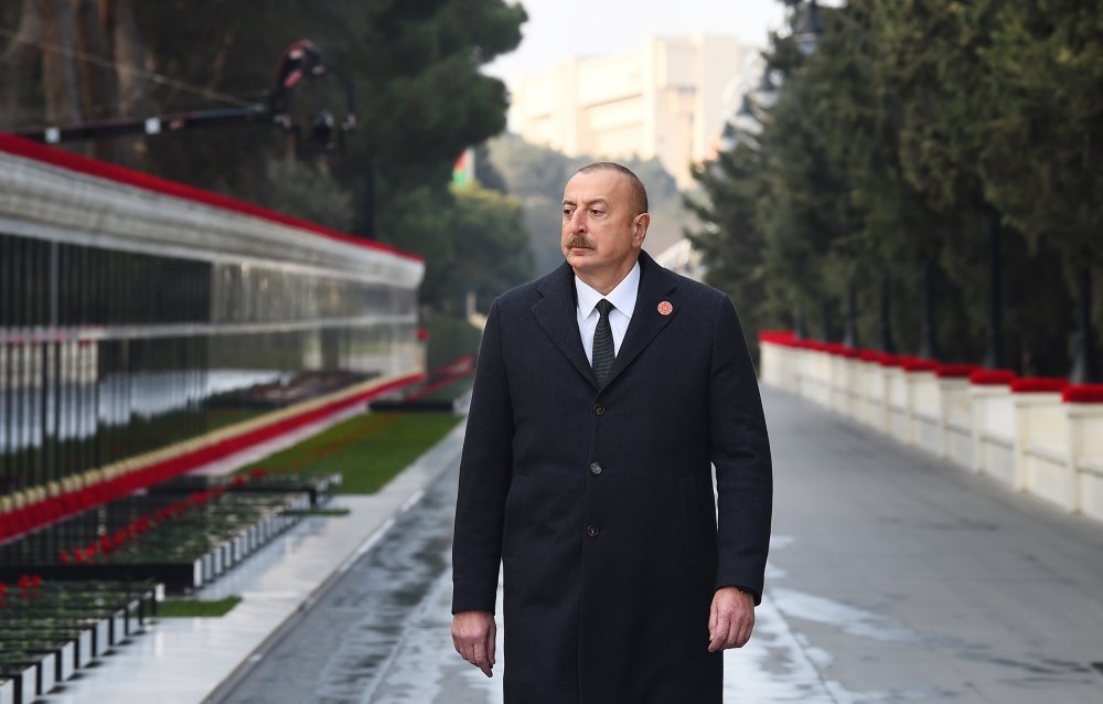 Prezident İlham Əliyev Şəhidlər xiyabanını ziyarət edib - FOTO - foto 4